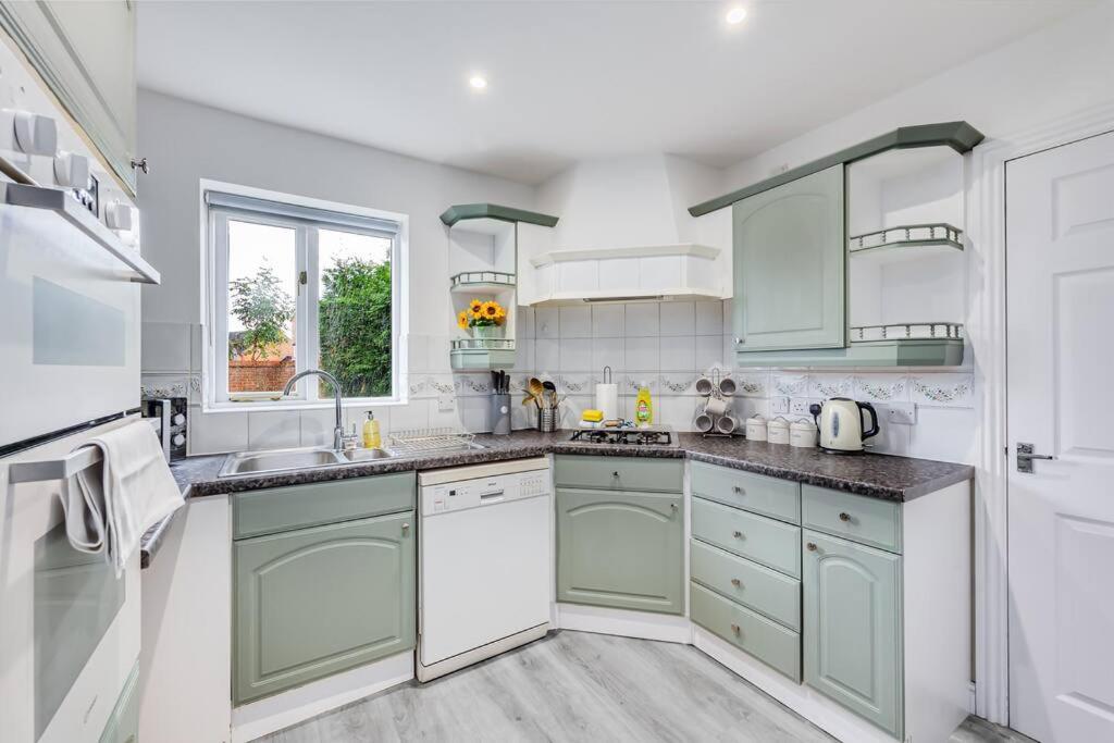 Stylish Detached House - Close To City Centre - Sleeps Up To 7 - Driveway Parking, Self Check-In, Study Room, Fast Wifi And Sky Tv By Yoko Property Milton Keynes Exteriör bild