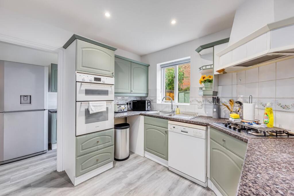 Stylish Detached House - Close To City Centre - Sleeps Up To 7 - Driveway Parking, Self Check-In, Study Room, Fast Wifi And Sky Tv By Yoko Property Milton Keynes Exteriör bild