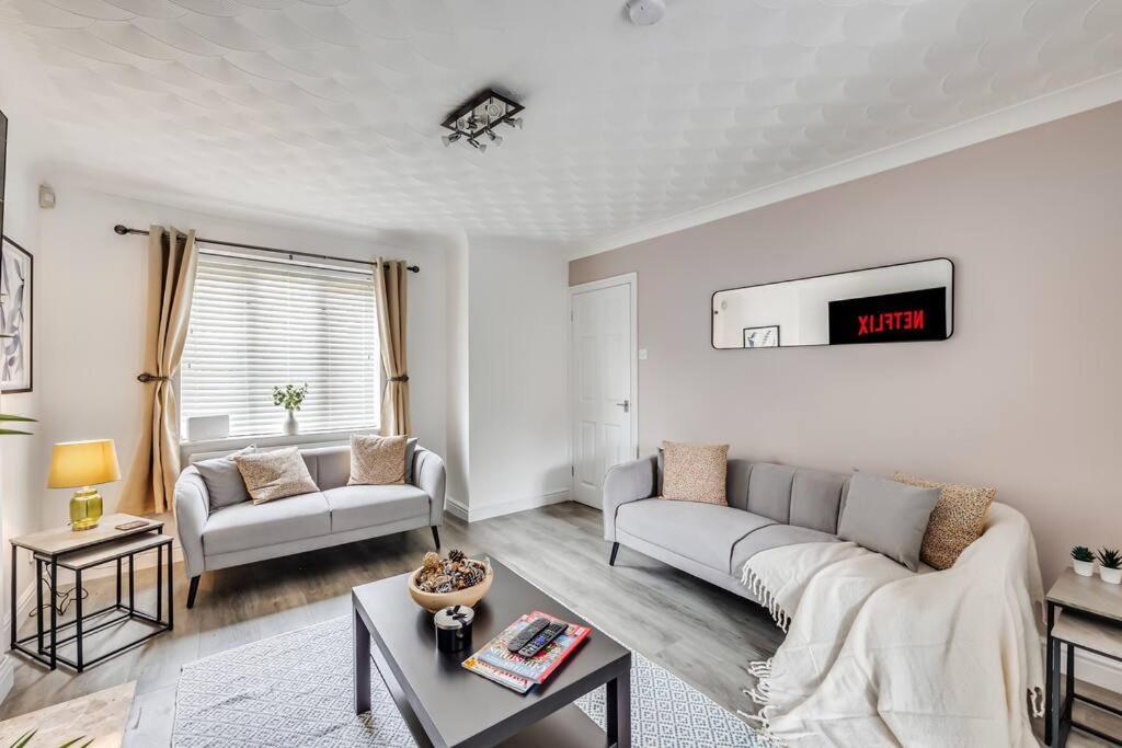 Stylish Detached House - Close To City Centre - Sleeps Up To 7 - Driveway Parking, Self Check-In, Study Room, Fast Wifi And Sky Tv By Yoko Property Milton Keynes Exteriör bild